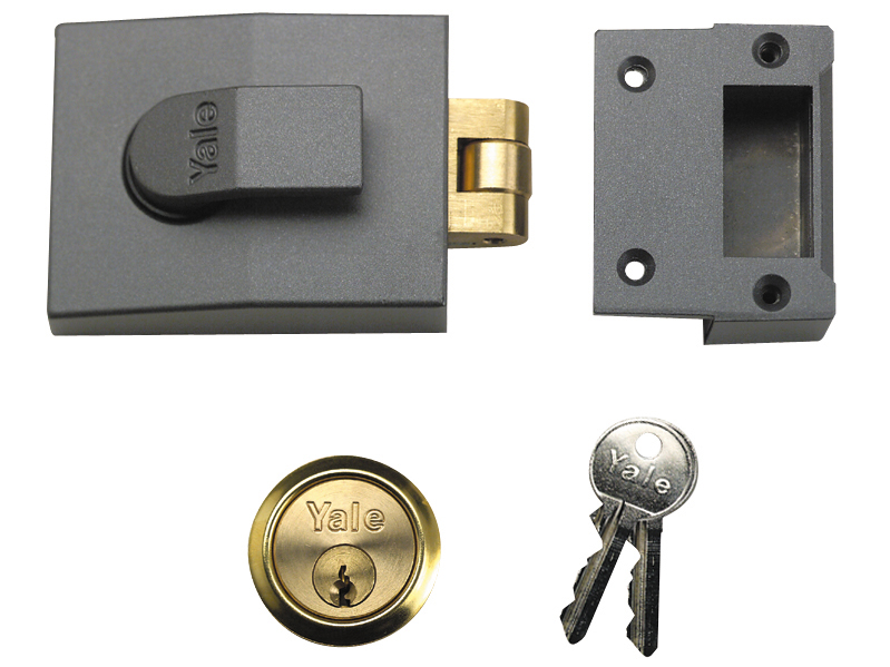 YALE LOCKS 81 Rollerbolt Nightlatch 60mm Backset DMG Finish Box