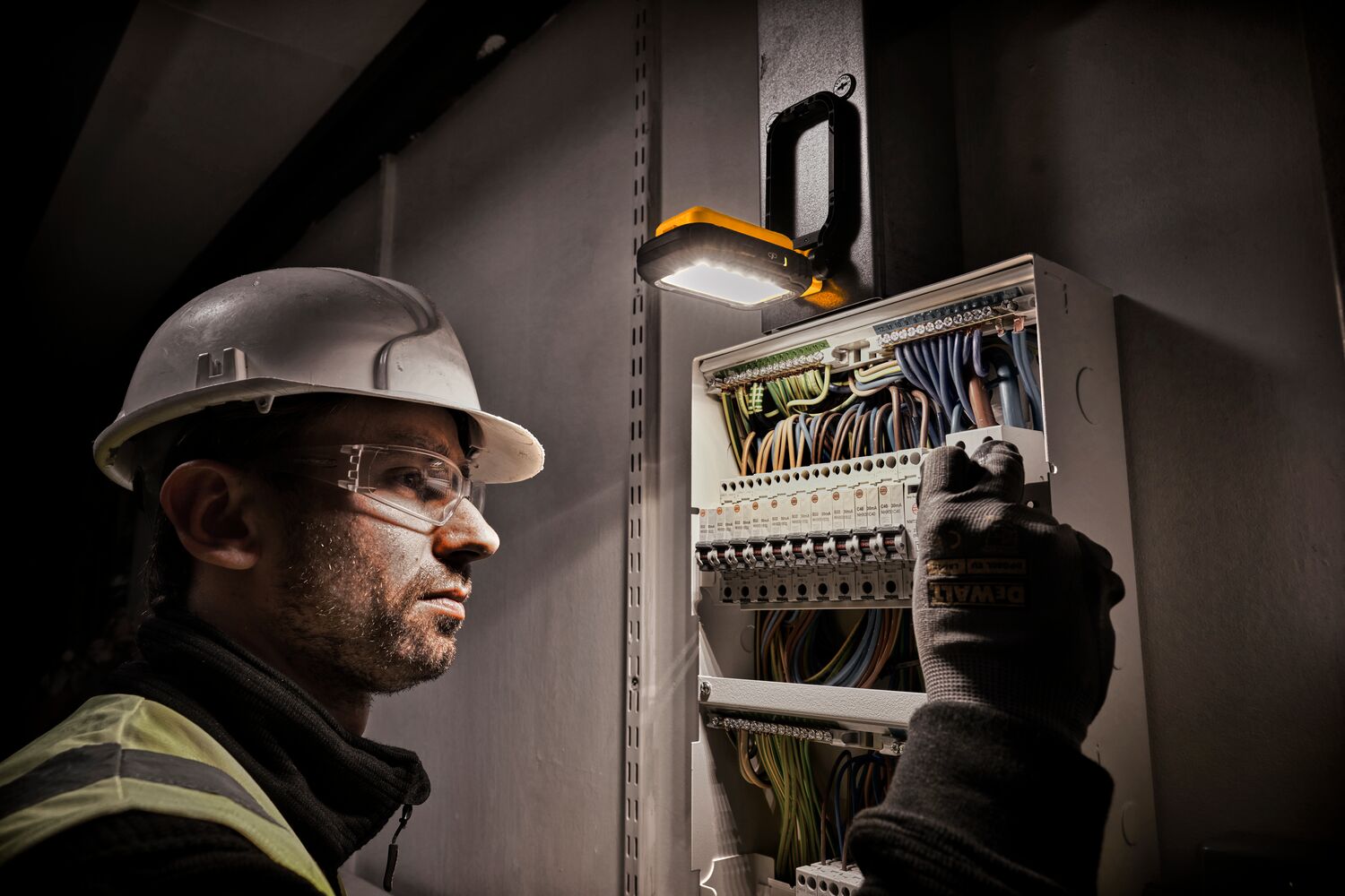 DEWALT DCL182-XJ Rechargeable USB-C Task Light - Image 4