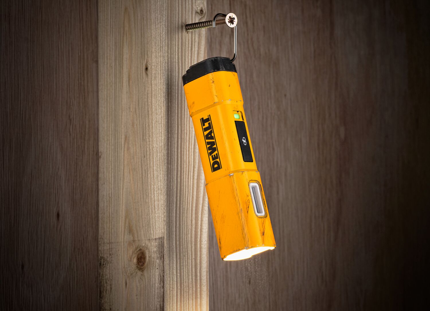 DEWALT DCL183-XJ Rechargeable USB-C Flashlight - Image 4